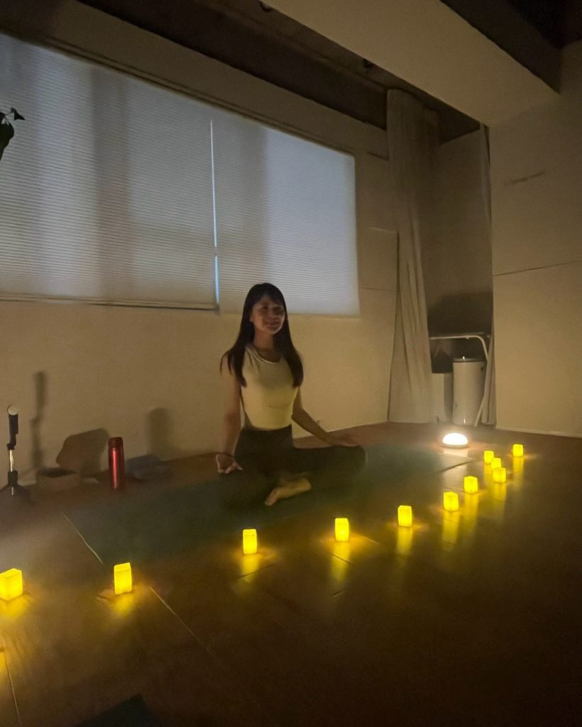 キャンドルを並べた室内でのクラス