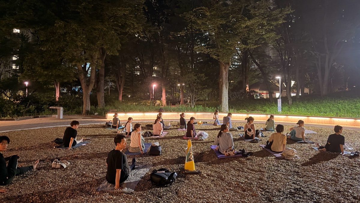 夜の公園でのクラスの全景