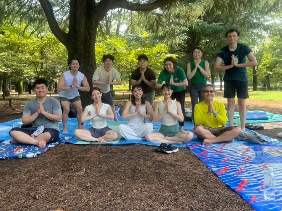 昼の公園、大木の下でのクラスのあとの集合写真